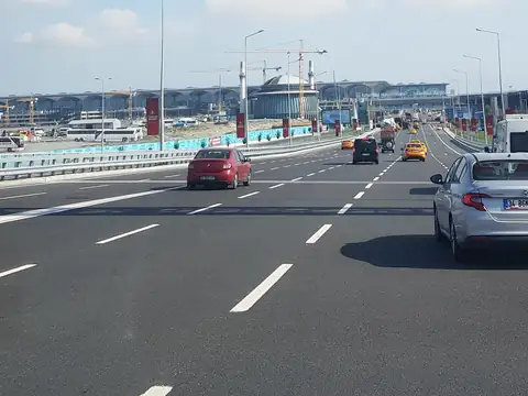 İstanbul'da havalimanı terminaline giden çok şeritli yol